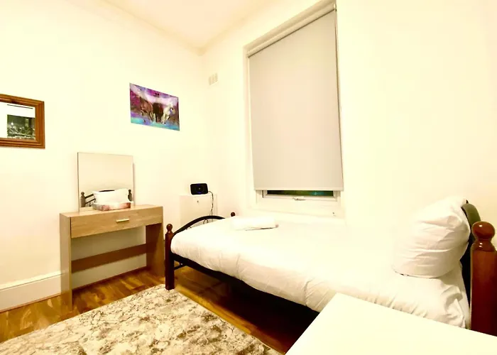 Beautiful Two Bedroom Flat With Free Car Park In Central London